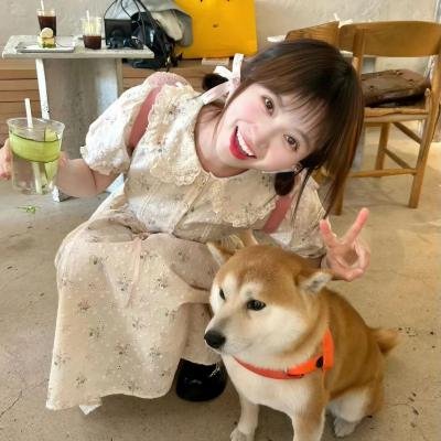 坐在酒吧里吃蛋糕